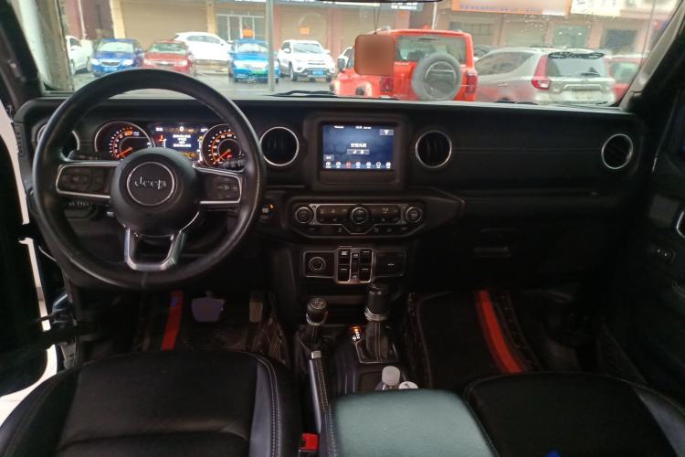 Used Jeep Wrangler 2019 2.0T Sahara Four-Door Version China VI Emission Standard Center Console