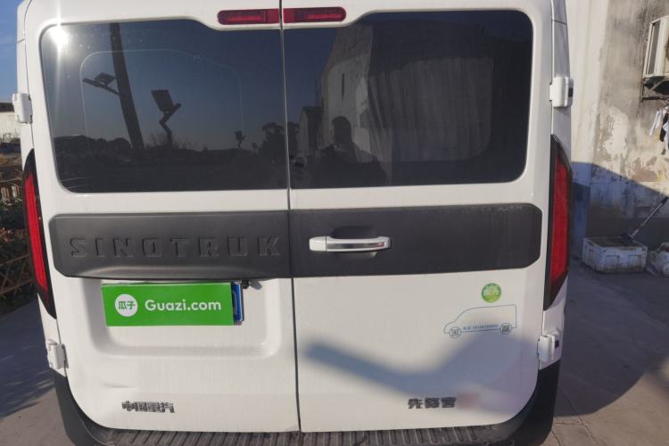 Used Sinotruk Pioneer V 2024 Multi-Function Edition 2.0T Manual Mid-Roof Low-Profile
