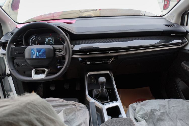 Used Wuling Jiachen 2022 1.5L Manual Enjoyment Elite Model Center Console