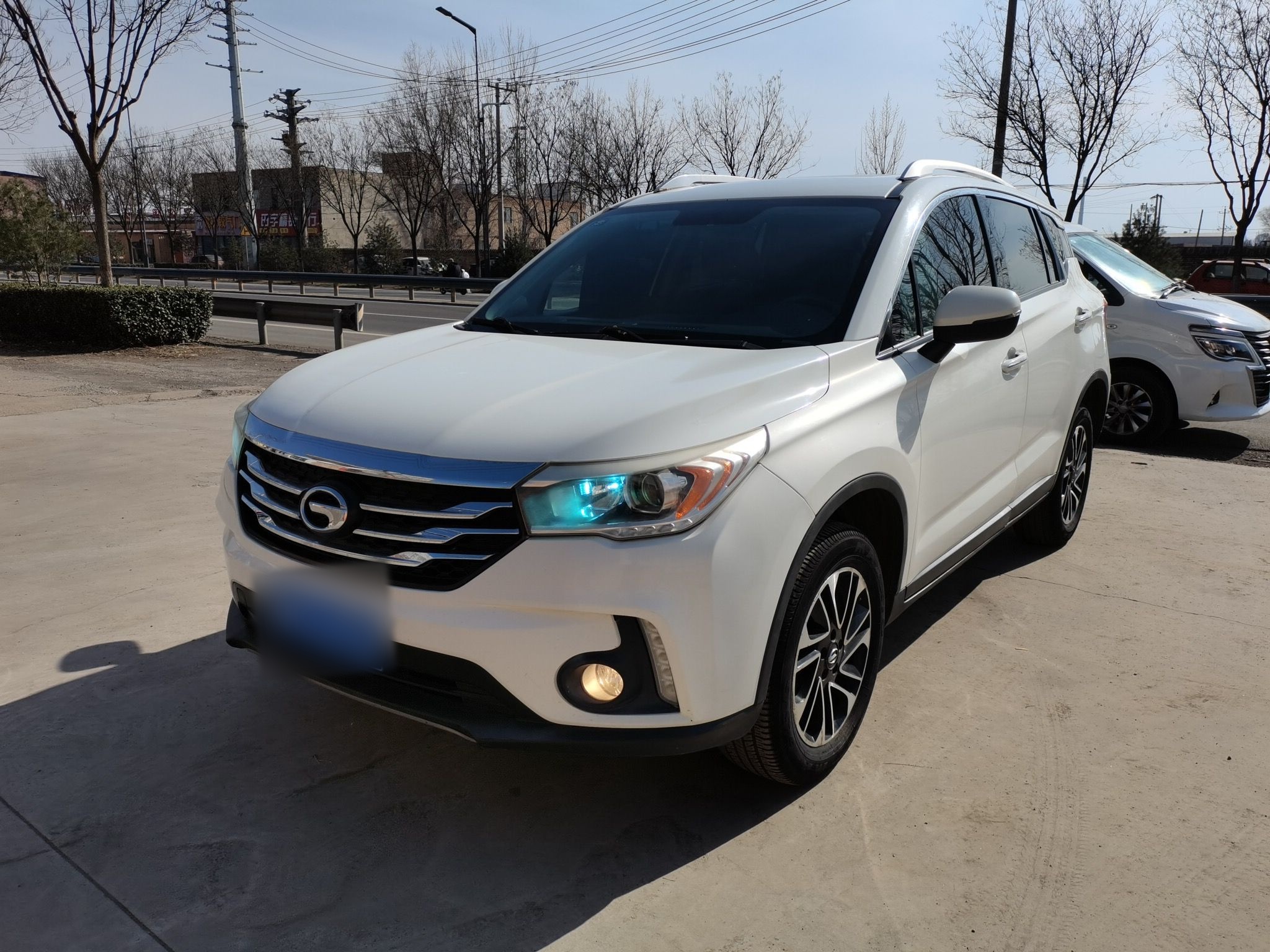 تحت مقدمة السيارة