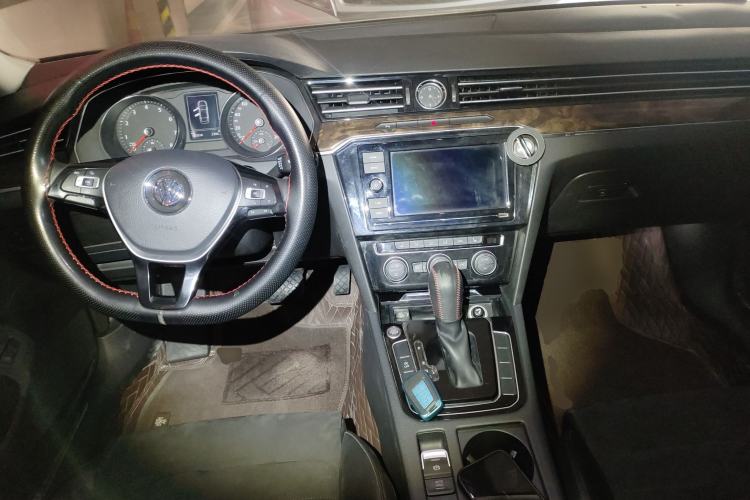 Used Volkswagen Magotan 2017 330TSI DSG Luxury Model Center Console