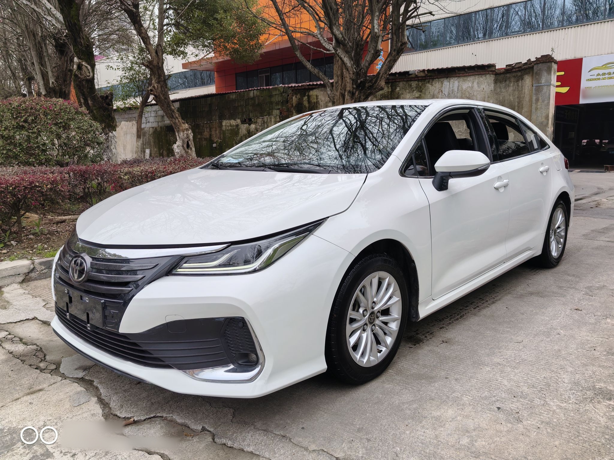 Под передней частью автомобиля