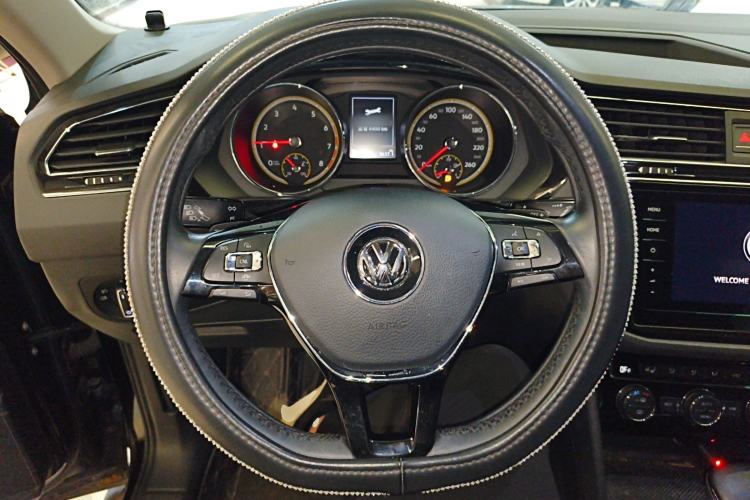 Used Volkswagen Tiguan L 2019 Revised 330TSI Automatic Two-Wheel Drive Smart & Luxury Edition China VI Standard Steering Wheel