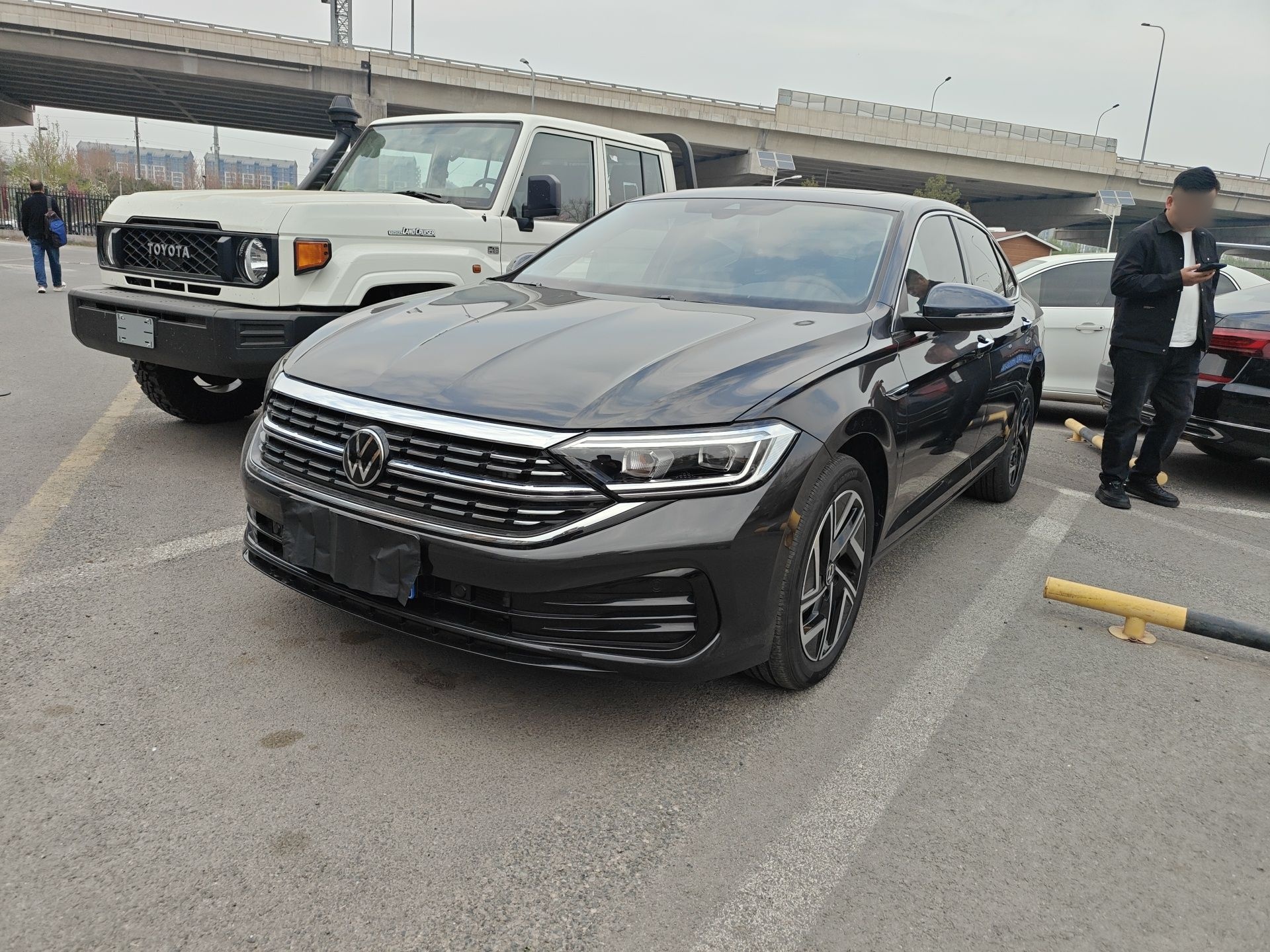 Под передней частью автомобиля