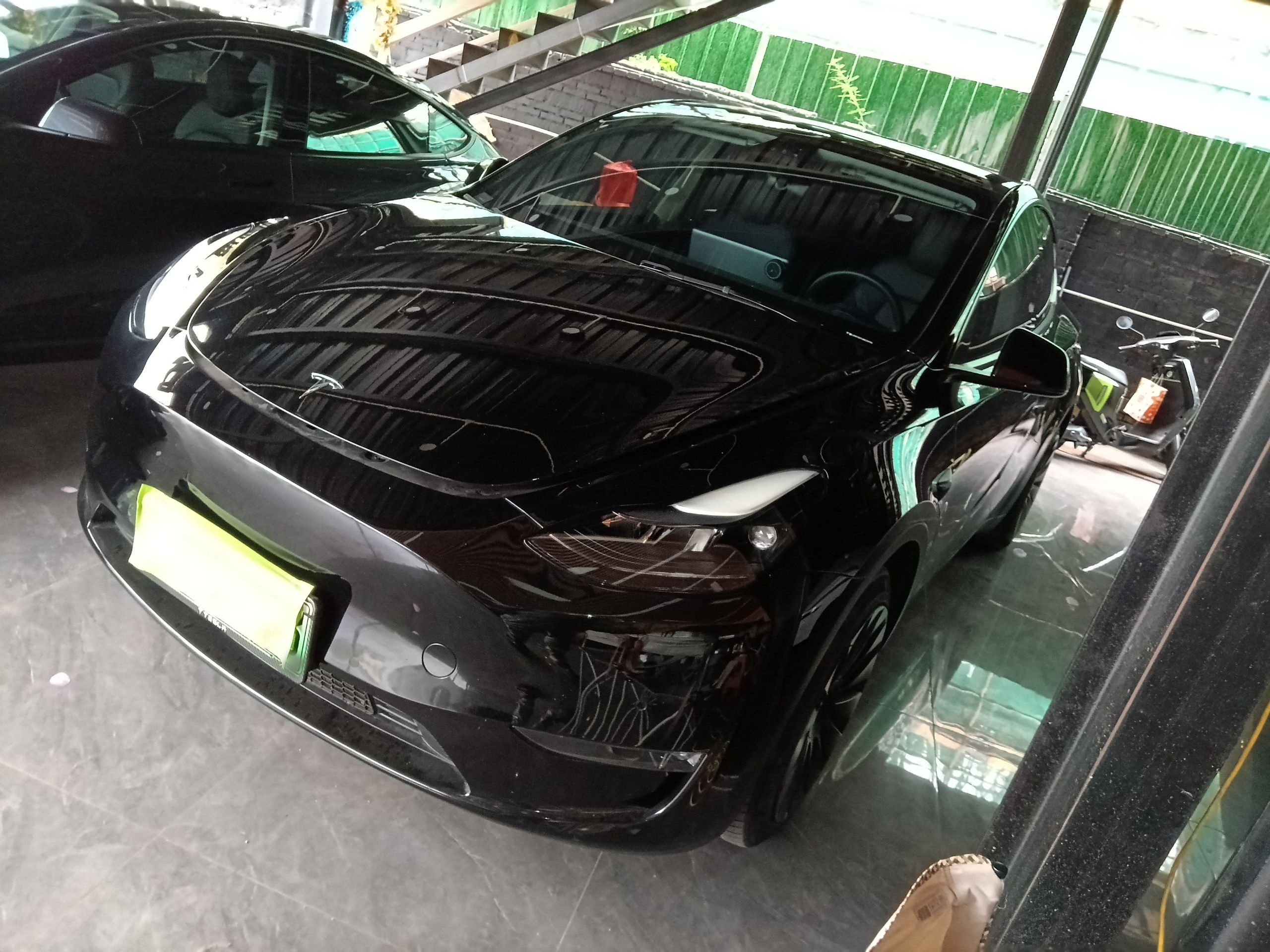 Под передней частью автомобиля