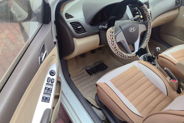 Used Hyundai Verna (older generation) 2010 Sedan 1.4L Manual Luxury GLS Trim Driver Seat