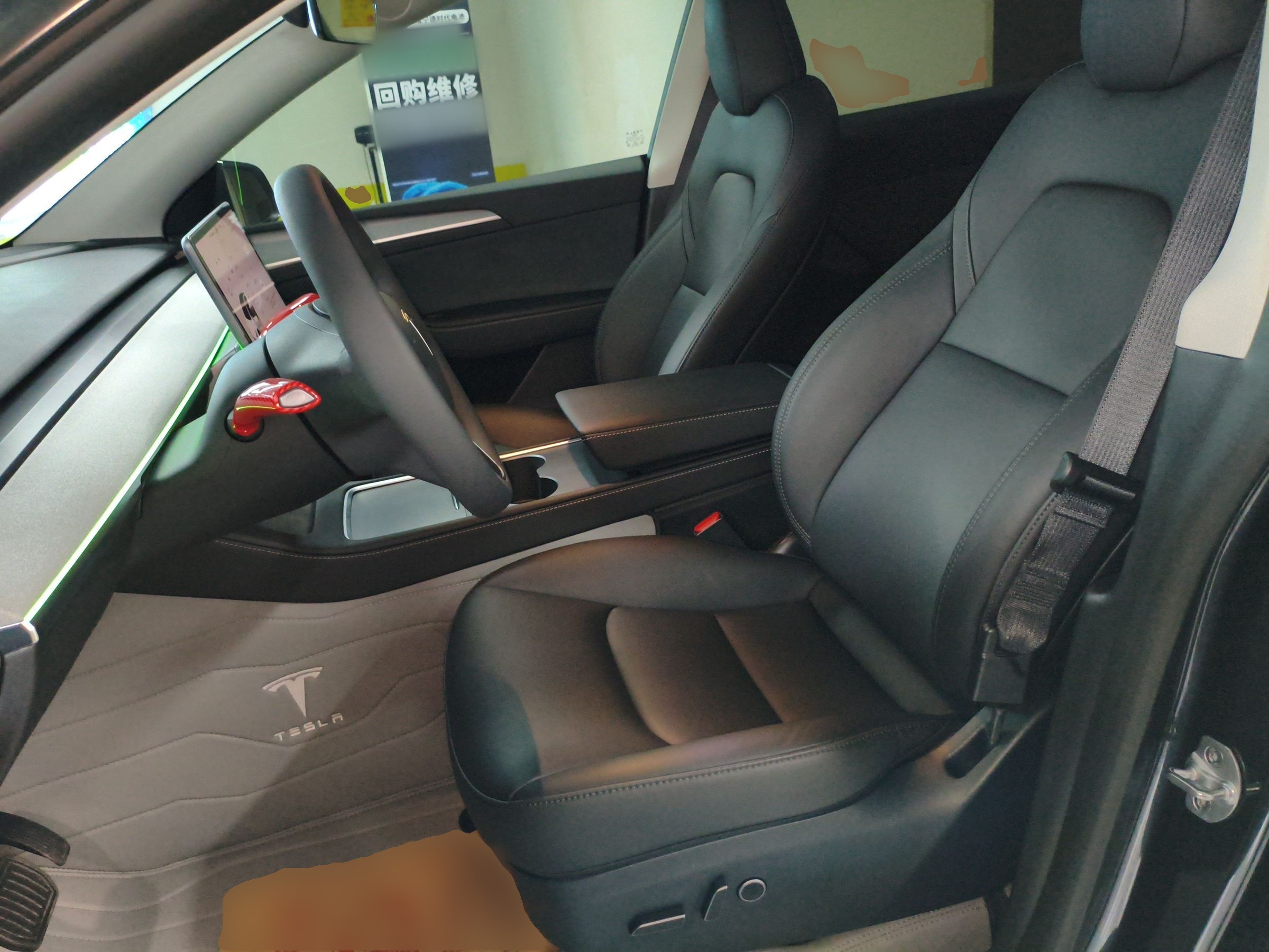 المقاعد الأمامية داخل السيارة