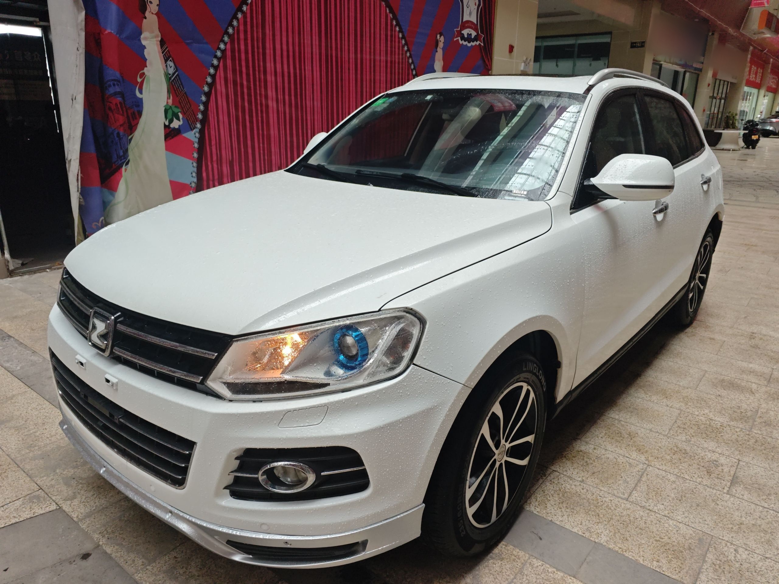 Под передней частью автомобиля