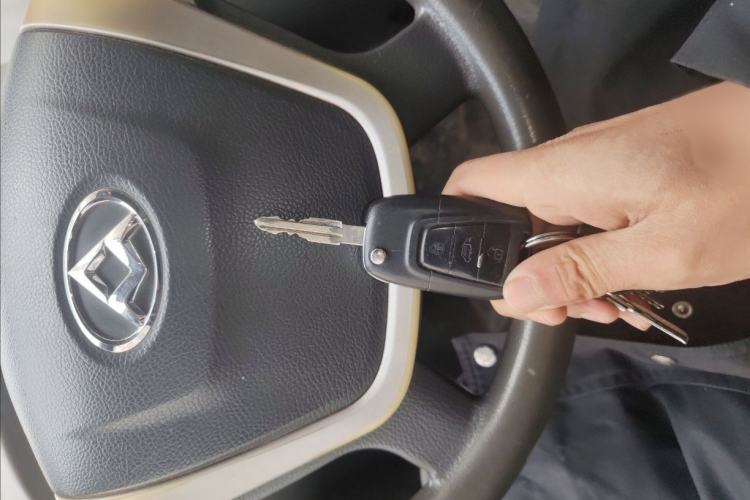 Used SAIC MAXUS Xintu V80 2016 2.5T Manual Aoyuntong National IV Short Wheelbase Mid-Roof 6-Seater Interior 1