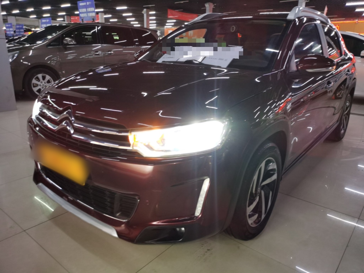 تحت مقدمة السيارة