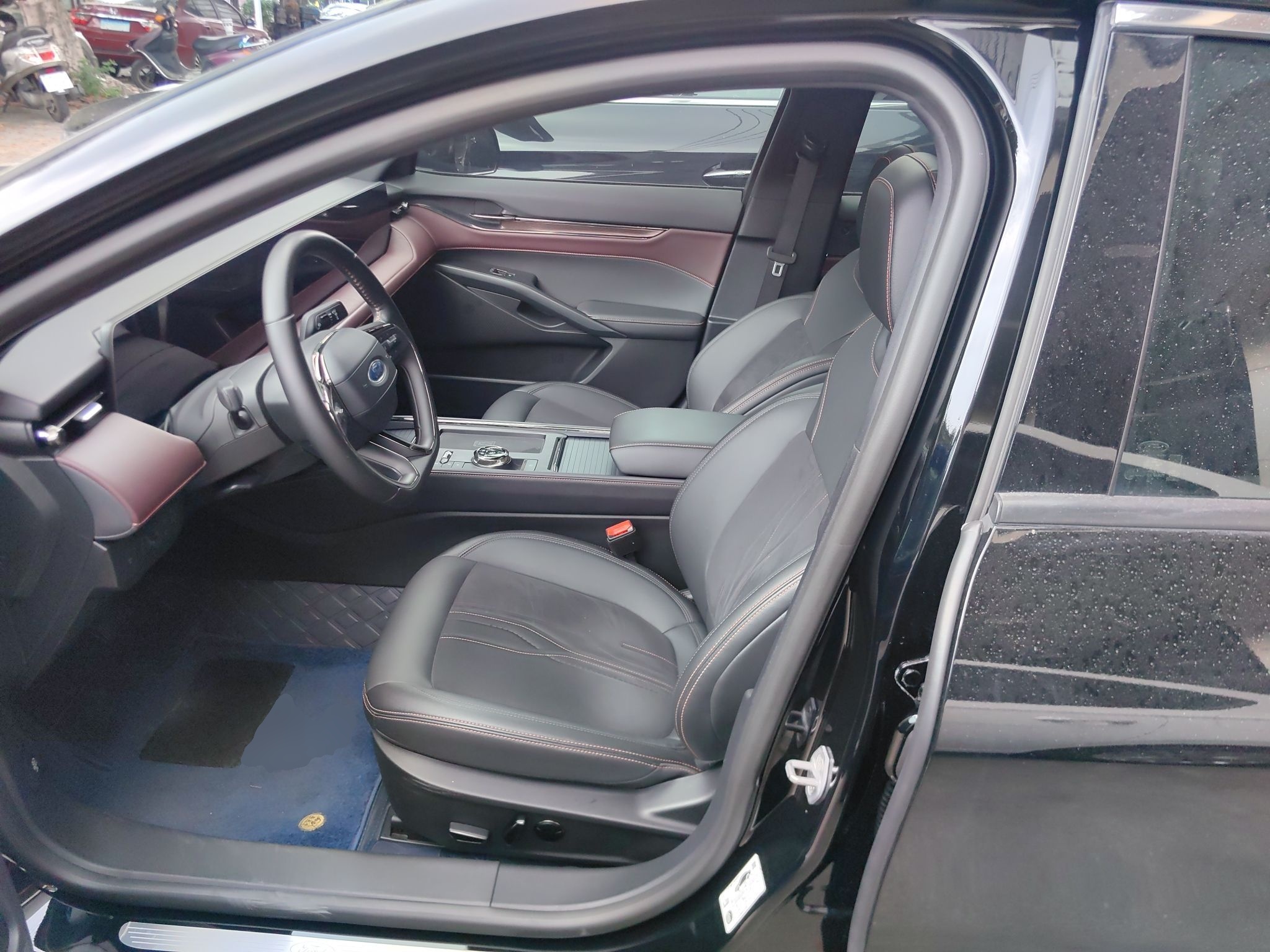 Переднее сиденье в автомобиле