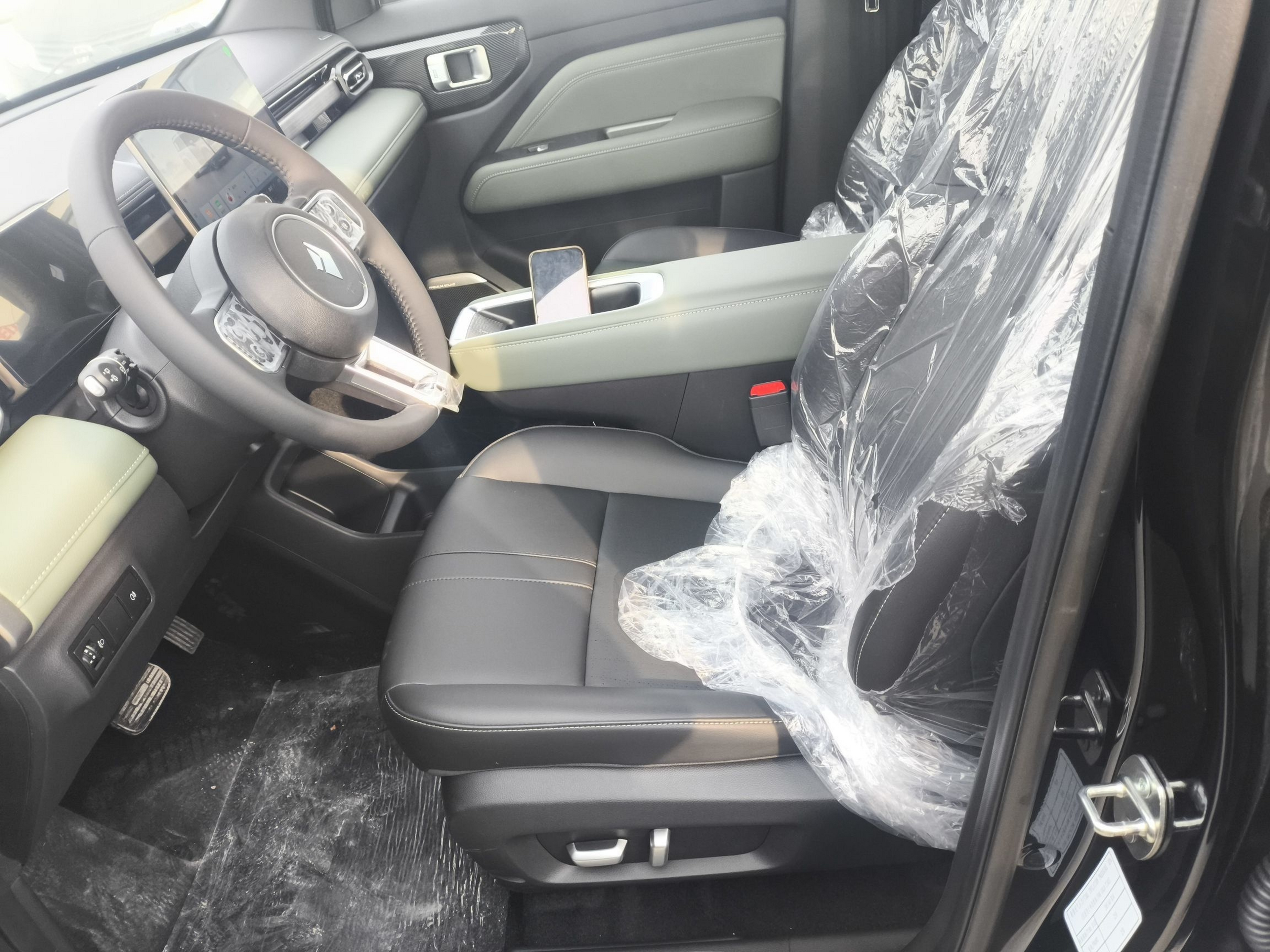 المقاعد الأمامية داخل السيارة