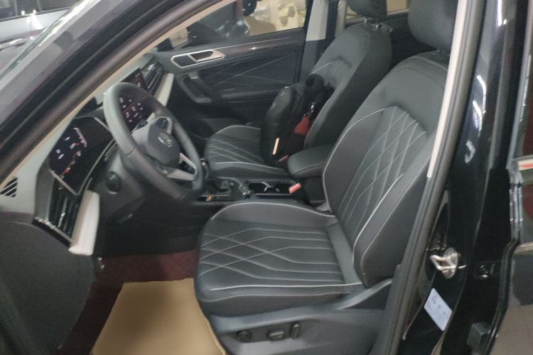 Used Volkswagen Tiguan L 2025 Model Outstanding Version 330TSI Automatic Two-Wheel Drive R-Line Longyao Edition
