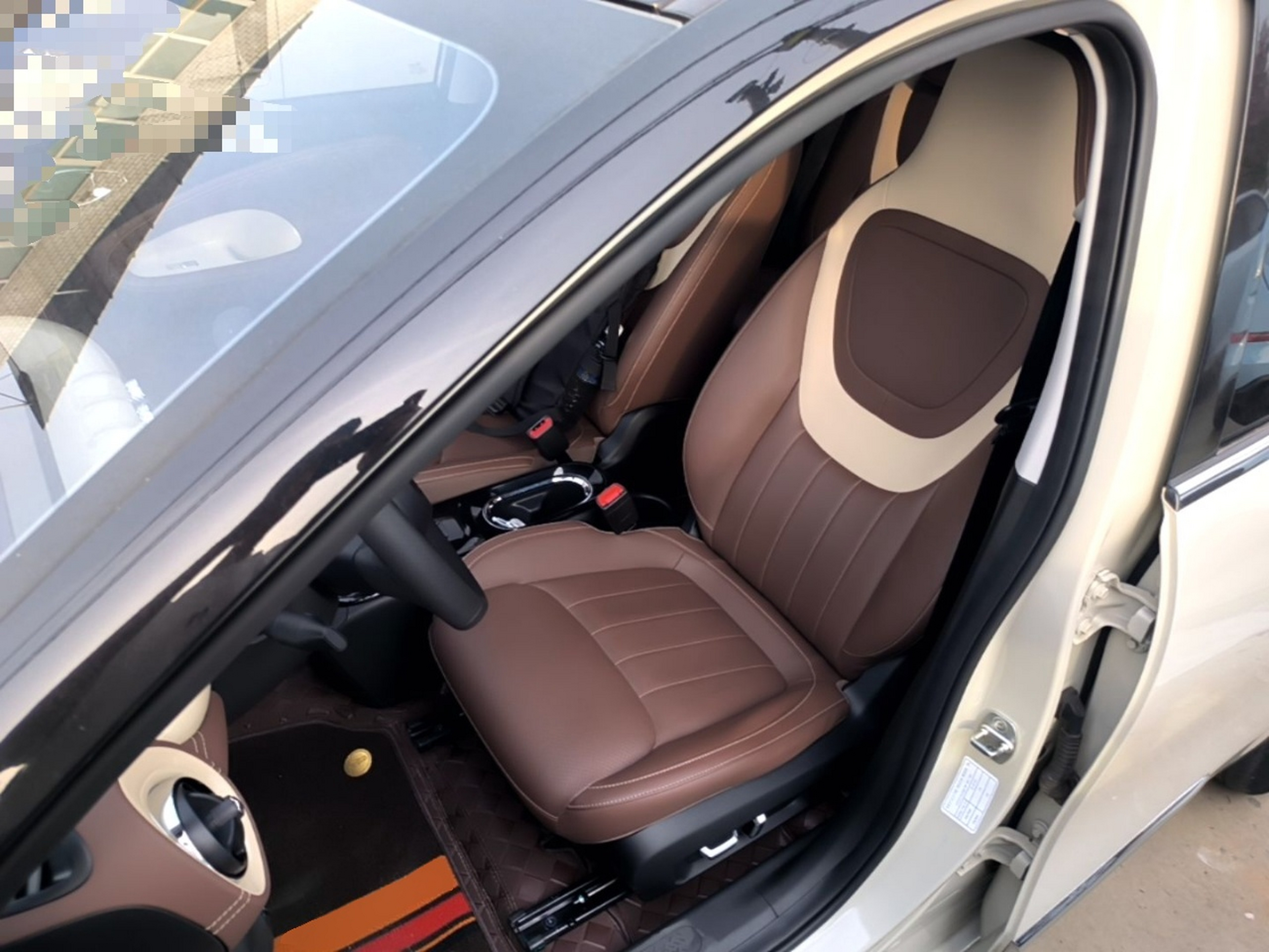 Переднее сиденье в автомобиле