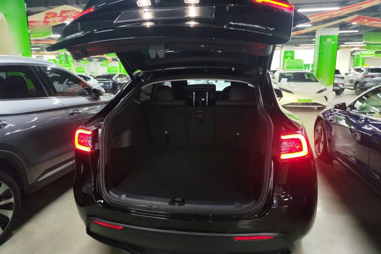 Used Tesla Model Y 2021 Standard Range Rear-Wheel Drive Version Trunk