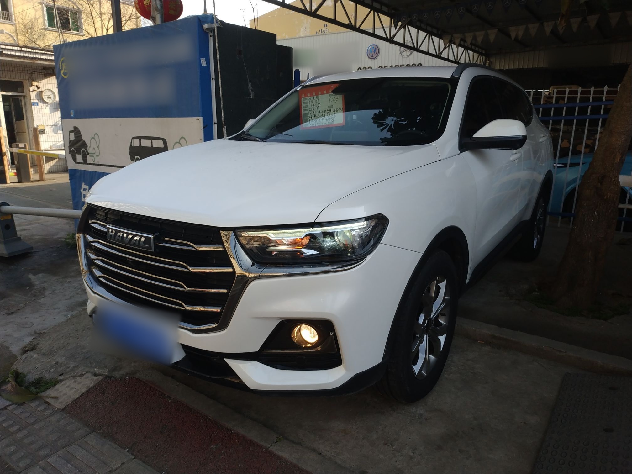 Под передней частью автомобиля