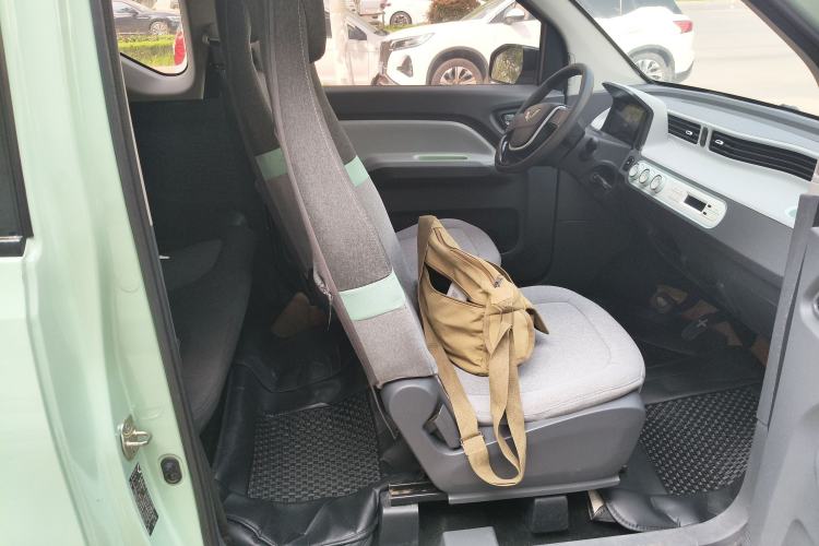 Used Wuling Hongguang MINIEV 2021 Macaron Sandwich Model 120 km Lithium Iron Phosphate
