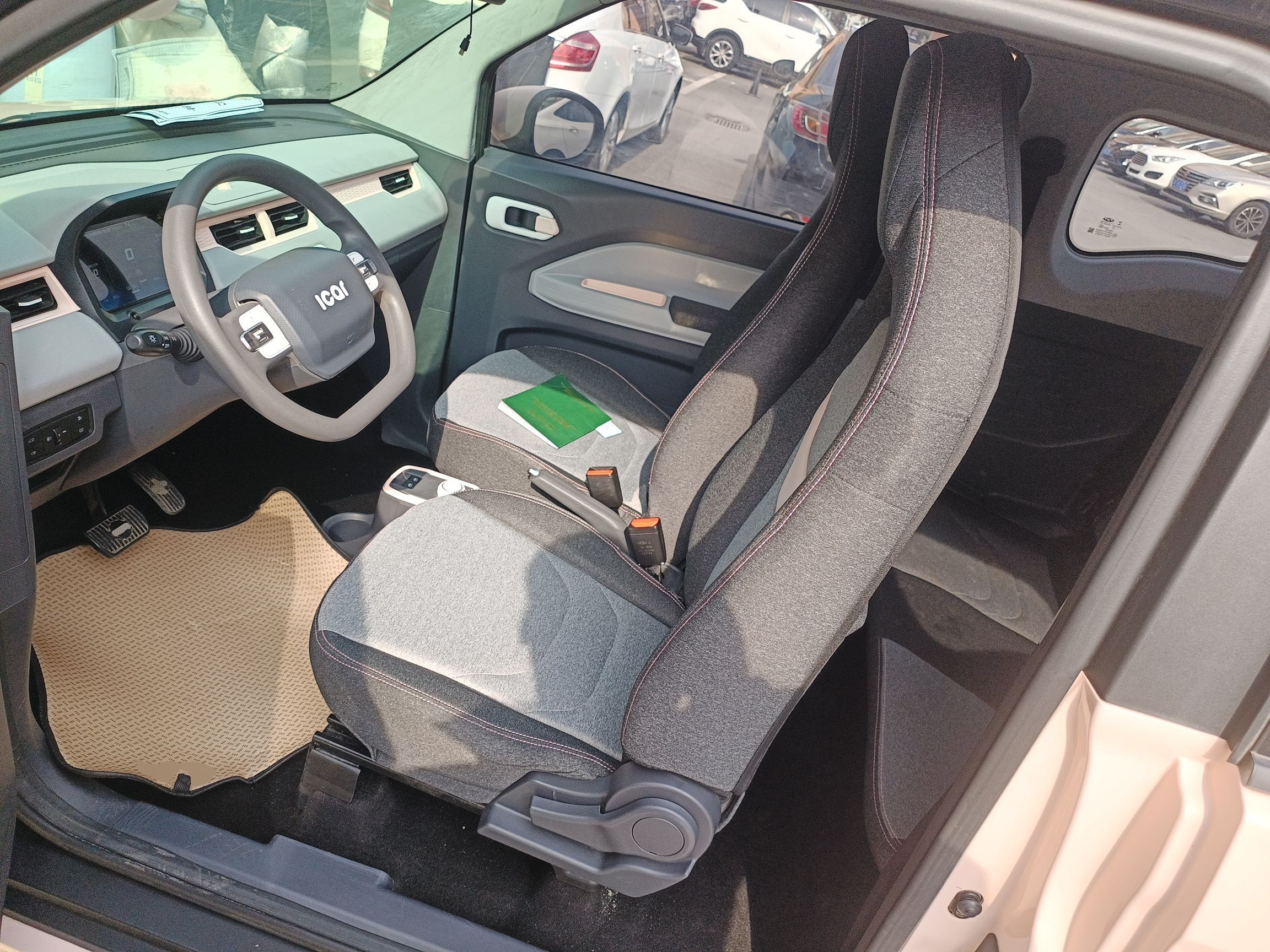 المقاعد الأمامية داخل السيارة