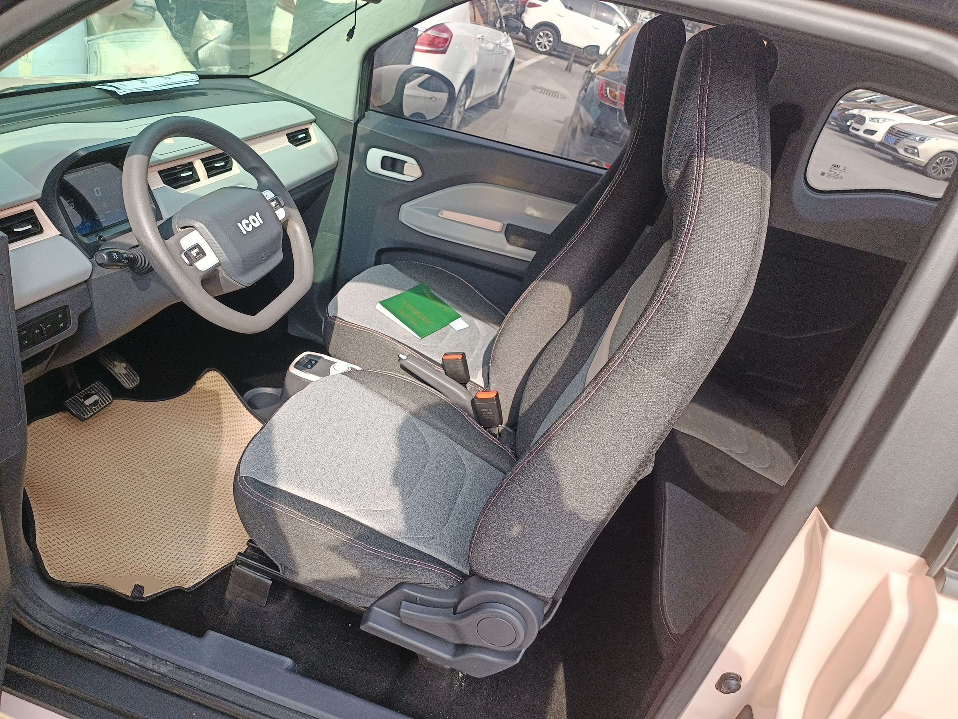 المقاعد الأمامية داخل السيارة