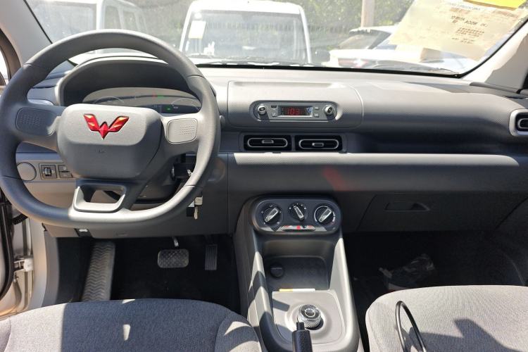 Used Wuling Hongguang New Energy 2025 Extended-Range Hybrid 50 km Utility Version
