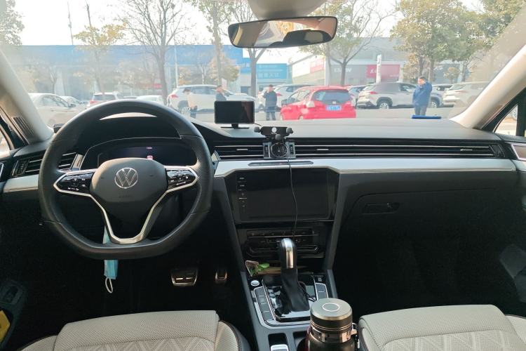 Used Volkswagen Magotan 2024 2 Million Units Zhongxiang Version 330TSI DSG Luxury Edition
