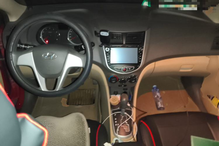 Used Hyundai Verna (older generation) 2010 Sedan 1.4L Automatic Fashionable GT Model Center Console