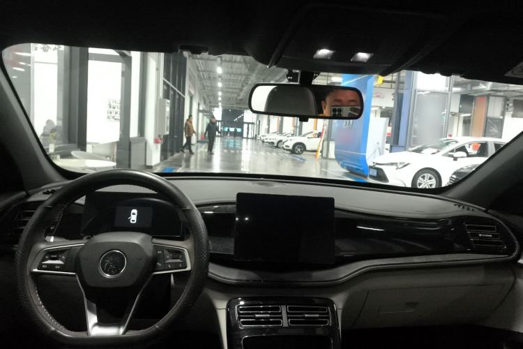 Used BYD Qin PLUS 2024 HONOR Edition DM-i 55KM Leading Model Center Console