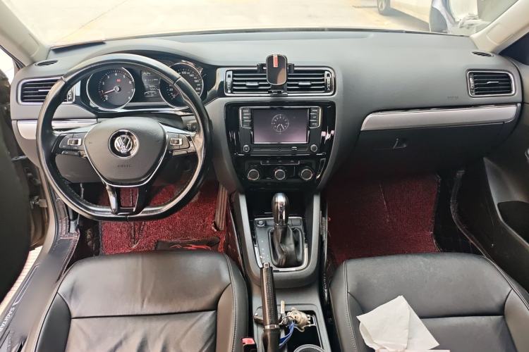 Used Volkswagen Sagitar 2018 1.6L Automatic Comfort Model Center Console