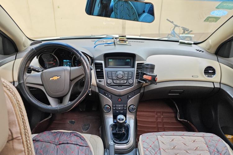 Used Chevrolet Cruze 2015 1.5L Classic SE MT Center Console