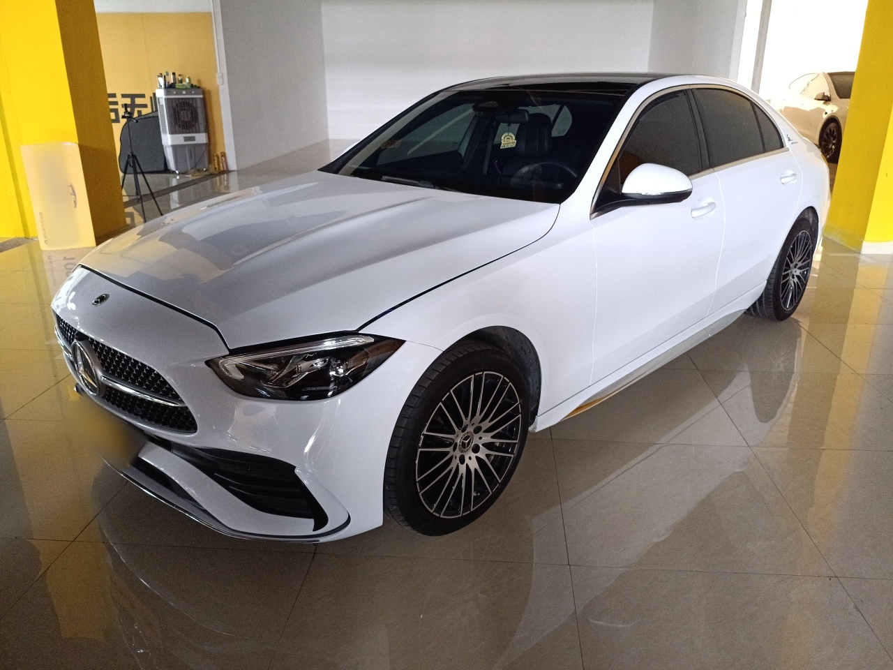 Под передней частью автомобиля