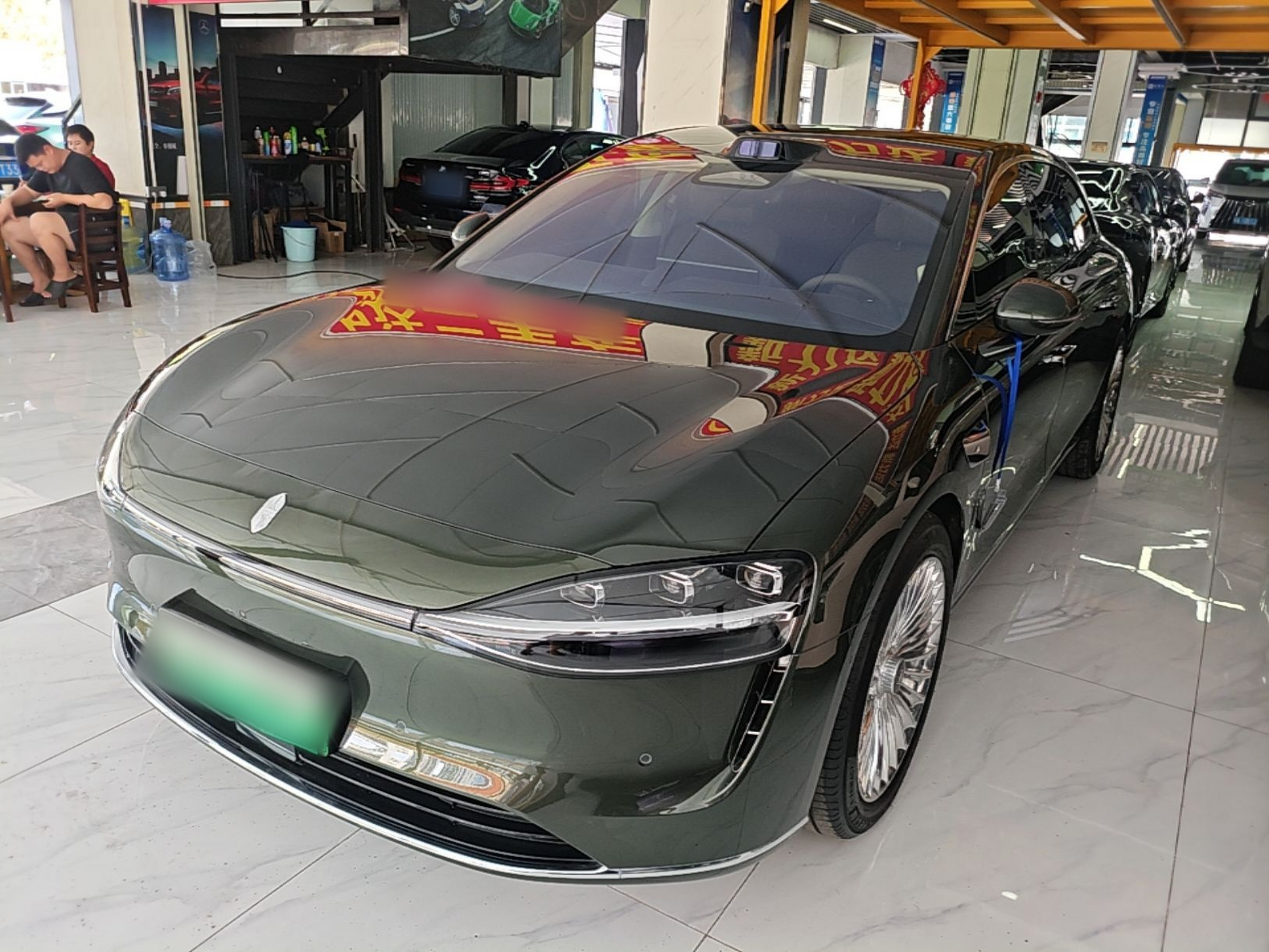 Под передней частью автомобиля