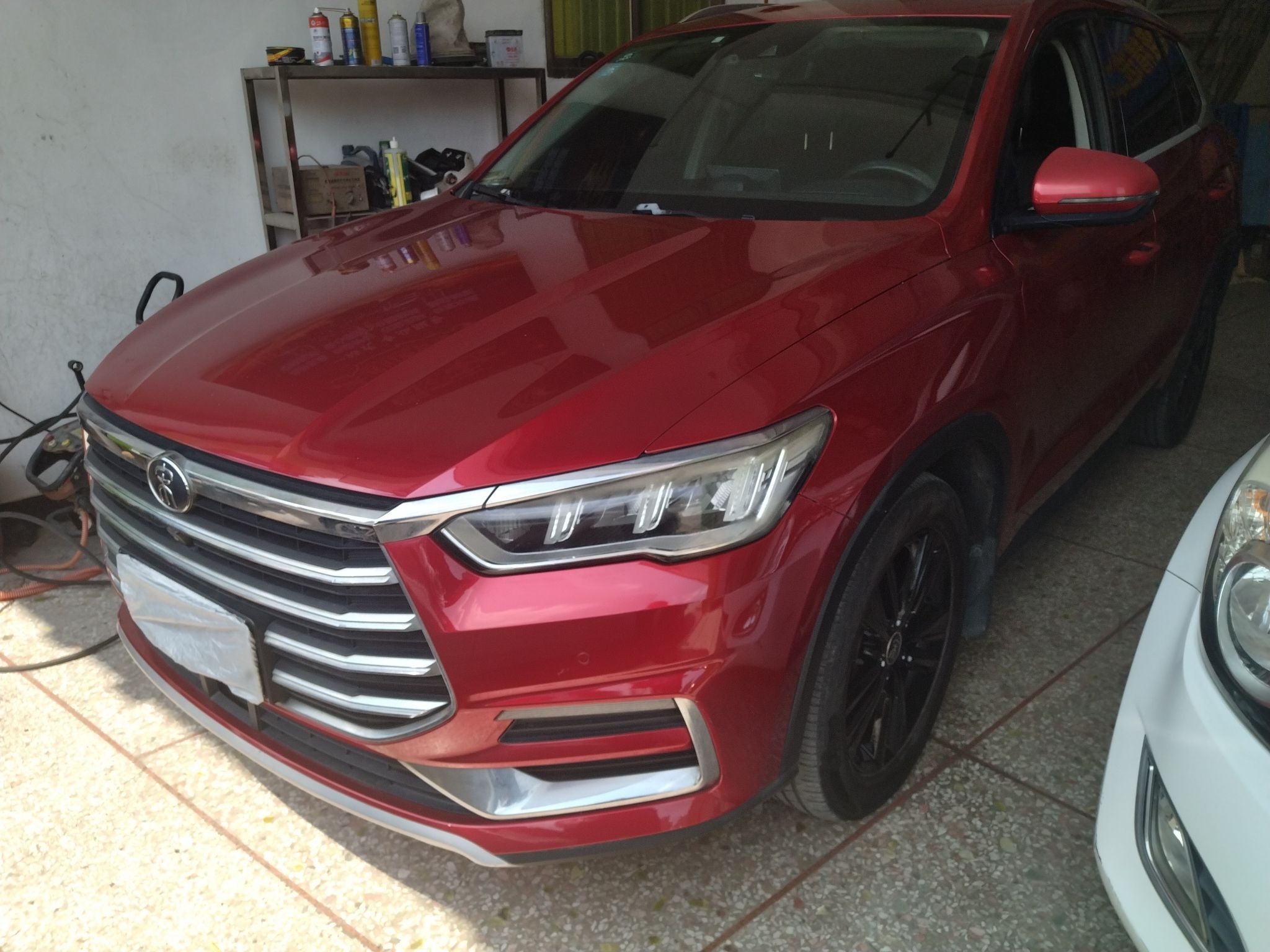 Под передней частью автомобиля