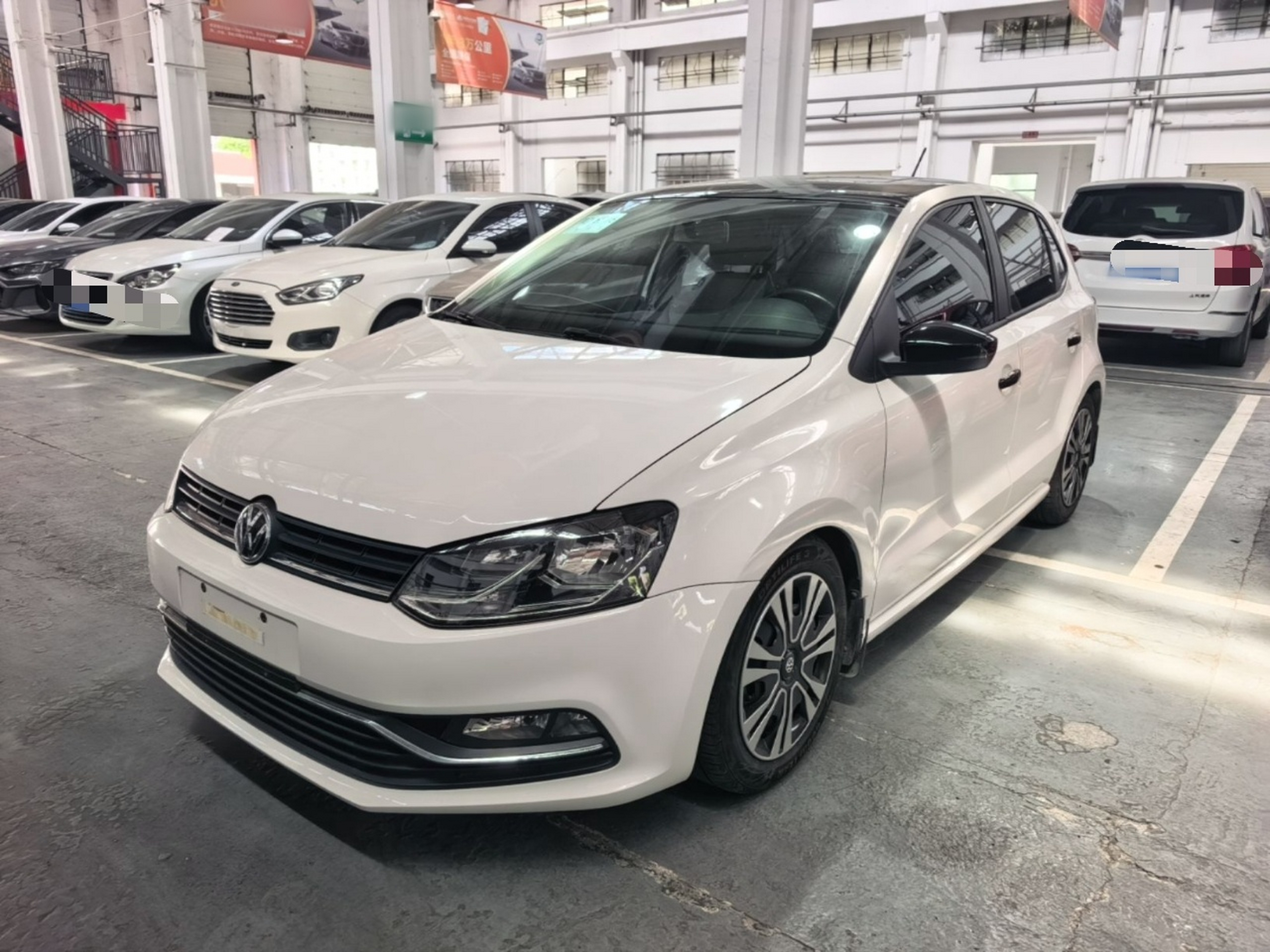 Unter der Vorderseite des Autos