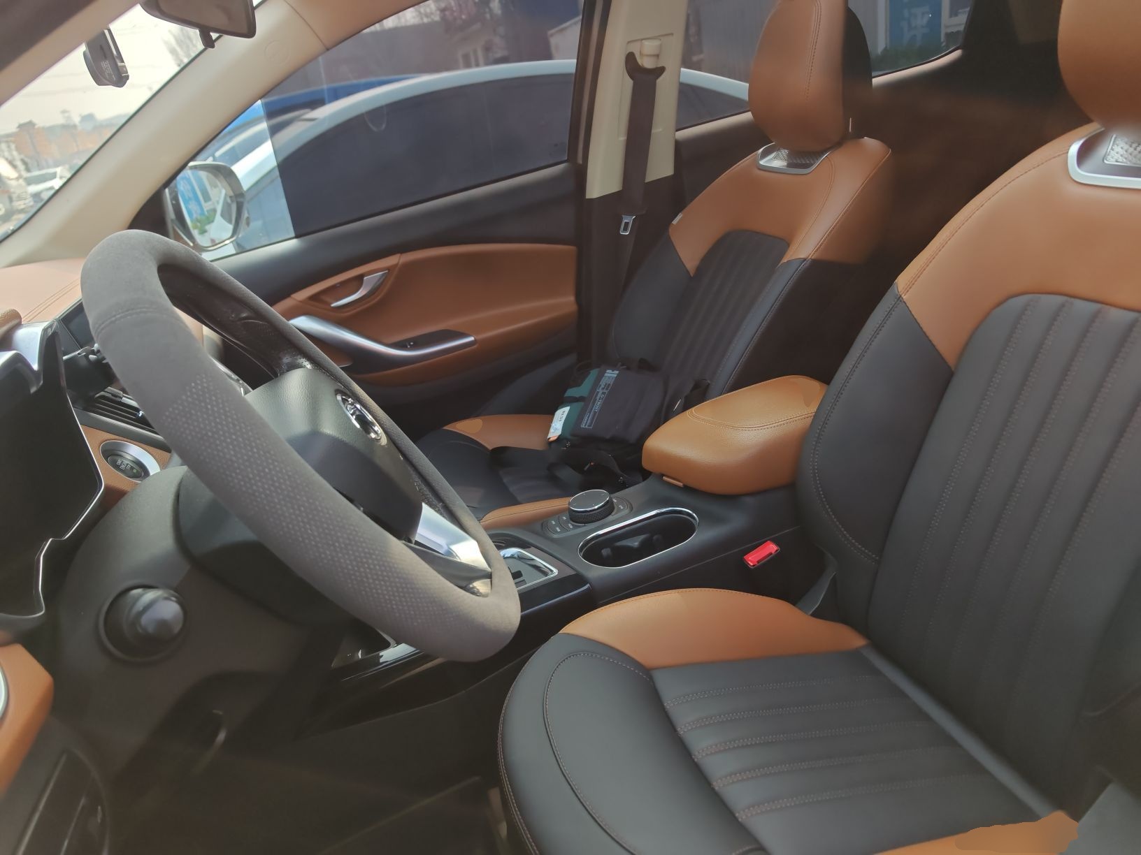 المقاعد الأمامية داخل السيارة