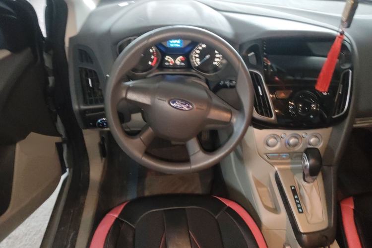 Used Ford Focus 2012 Sedan 1.6L Automatic Comfort Model Steering Wheel