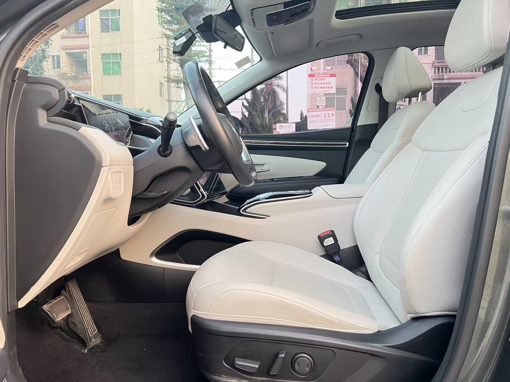 Переднее сиденье в автомобиле