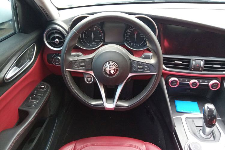 Used Alfa Romeo Giulia 2017 2.0T 200HP Luxury Edition
