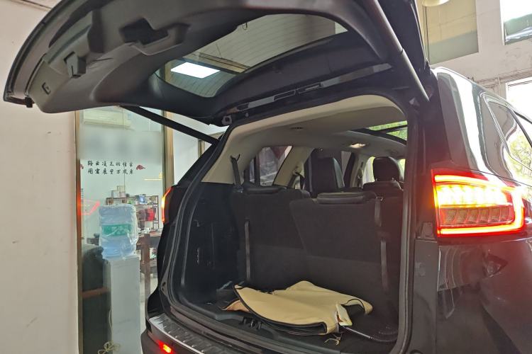 Used Ford Edge 2015 2.0T GTDi Two-Wheel-Drive High-Line Version Trunk