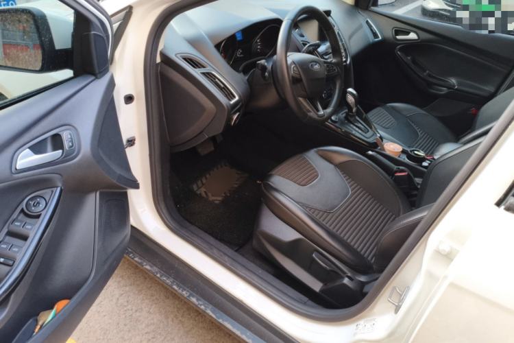 Used Ford Focus 2018 Hatchback Classic 1.6L Automatic Trendy SmartDrive Edition Driver Seat