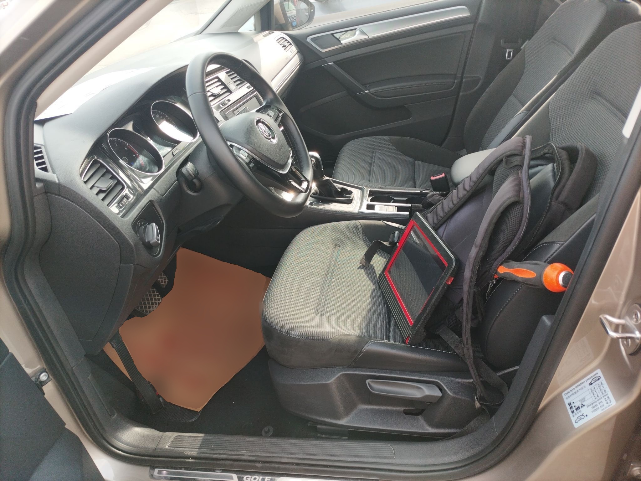 المقاعد الأمامية داخل السيارة