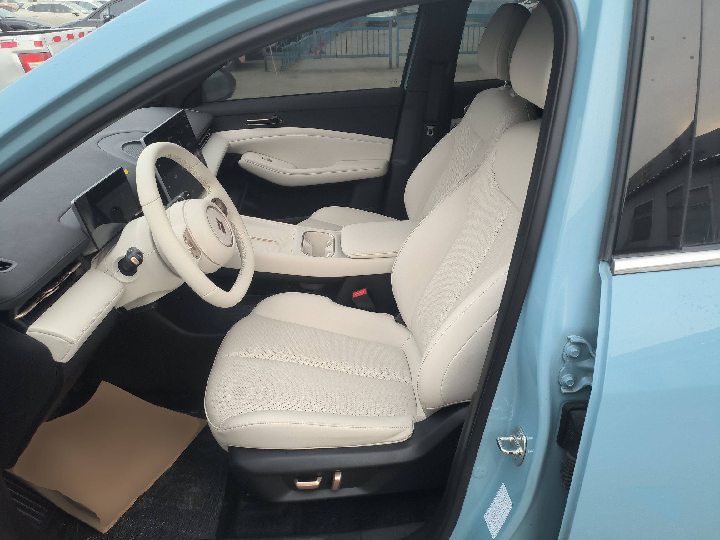 المقاعد الأمامية داخل السيارة