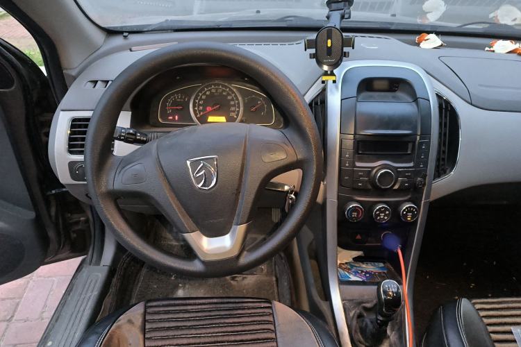 Used Baojun 630 2011 1.5L manual standard version
