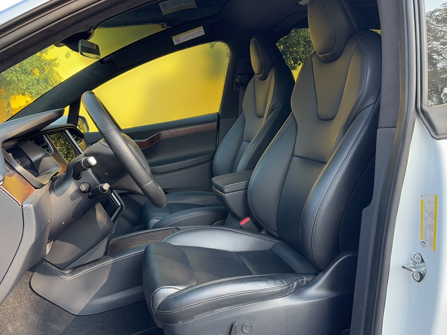 المقاعد الأمامية داخل السيارة