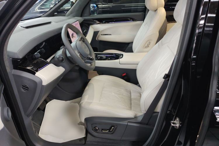 Used Zeekr 009 2024 7-Seater Aisle Version 108 kWh Driver Seat