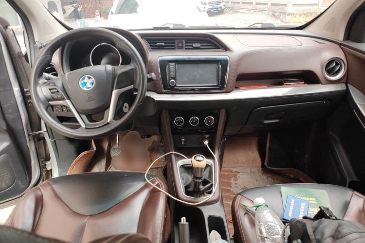 Used Venucia M50V 2017 1.5L XL Manual Comfort Edition Center Console