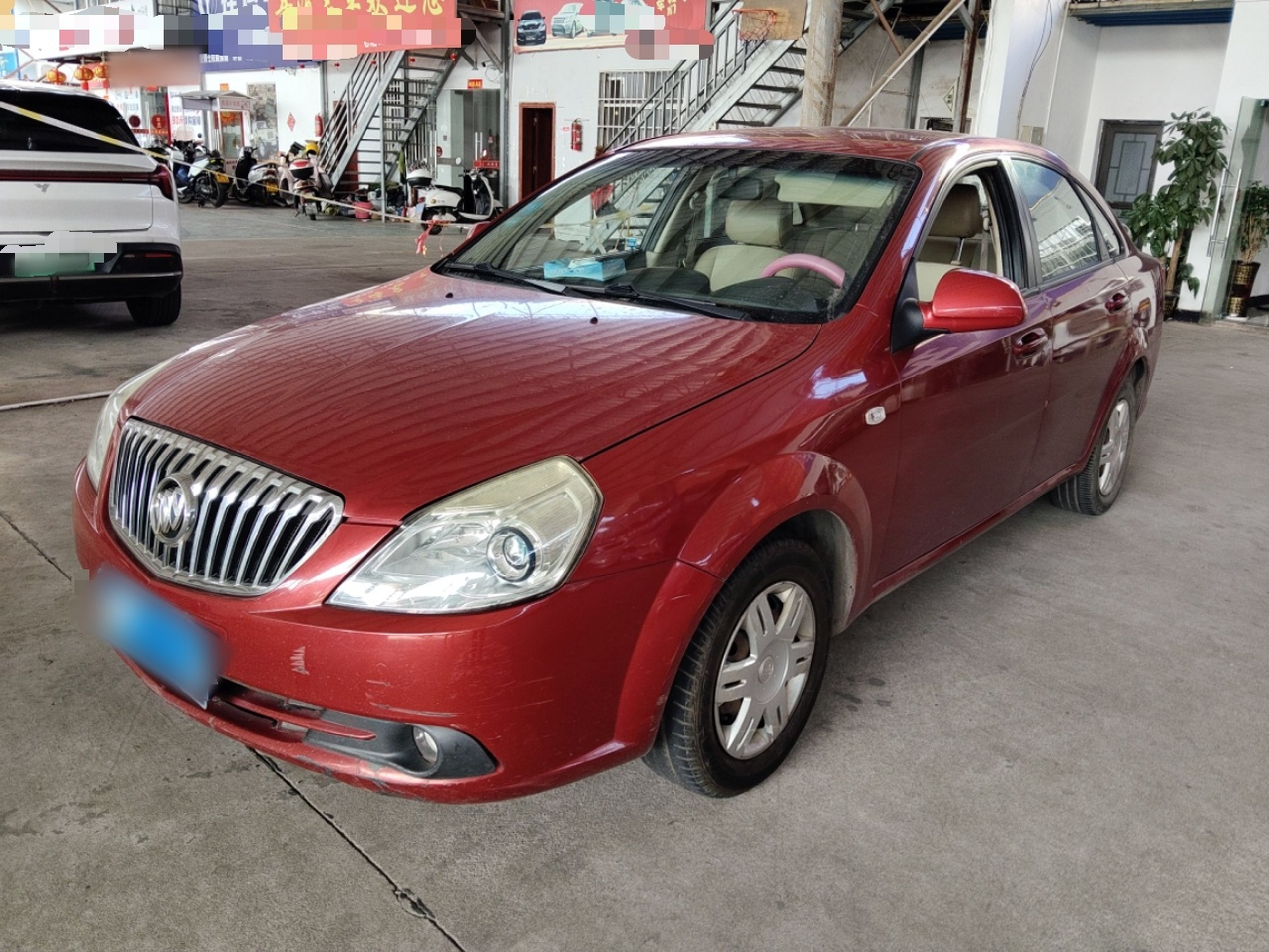 تحت مقدمة السيارة