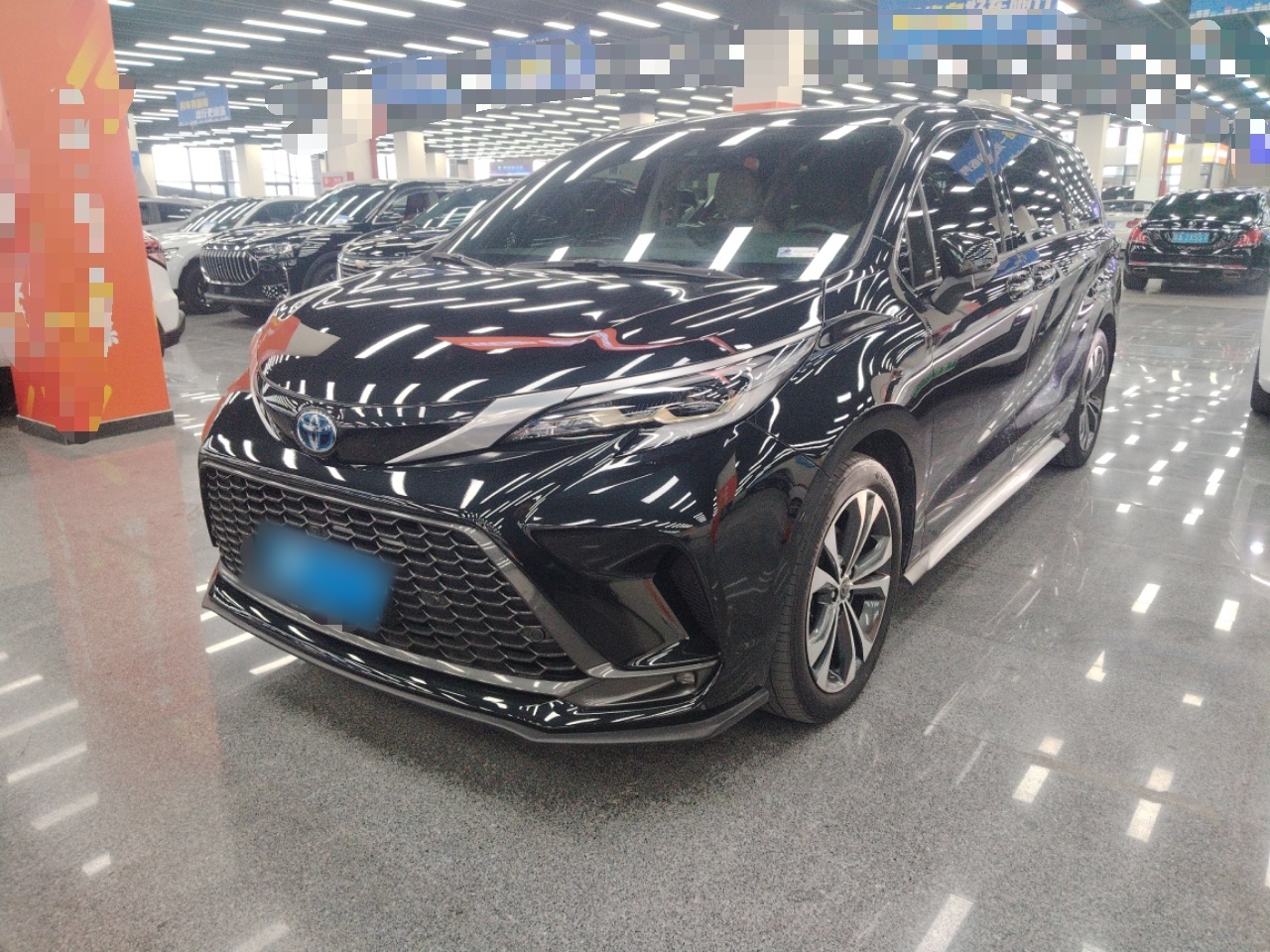 تحت مقدمة السيارة