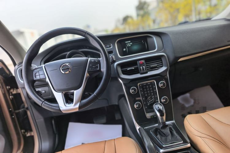 Used Volvo V40 2017 T3 Zhiyi Edition
