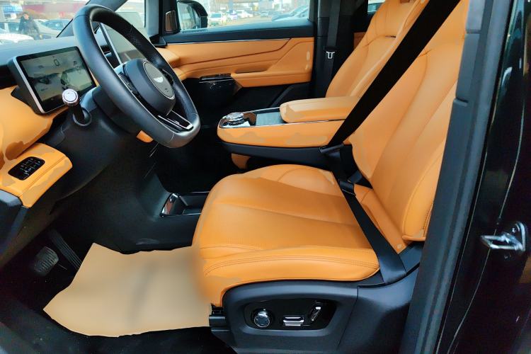 Used Geely Galaxy LEVC L380 2024 140-Degree 6-Seater All-Wheel-Drive Ultra