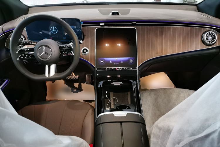 Used Mercedes-Benz EQE SUV 2024 500 4MATIC Pioneer Edition Center Console